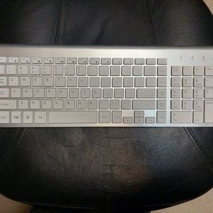 Very Gently Used Wireless Keyboard w/Side Numeric Key Pads
